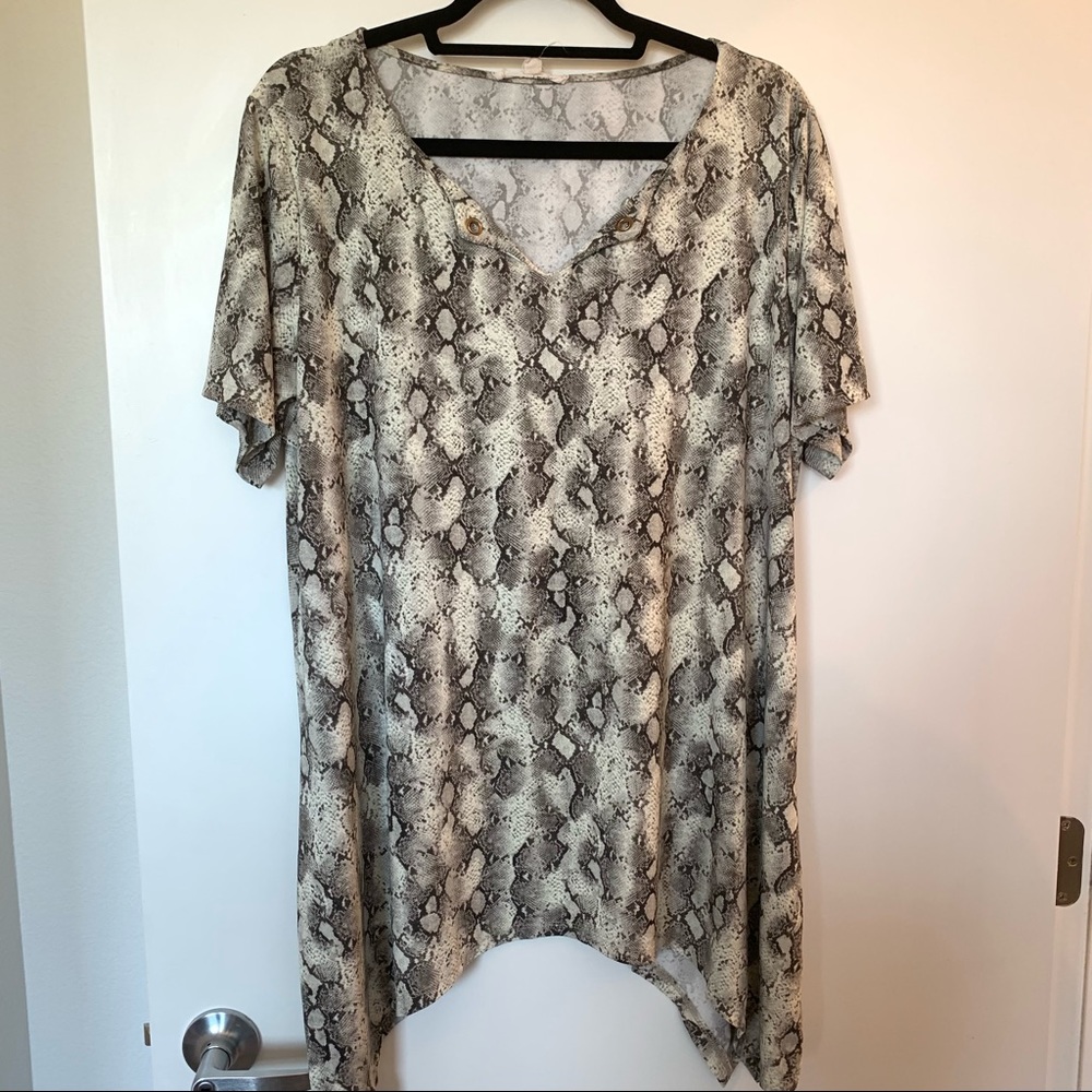 Womens Plus Size Above & Beyond White & Grey Snake Print Tee Blouse 2X
